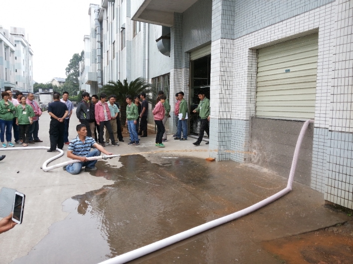 泰山電子廠廠房出入口 防水閘門施作後試水