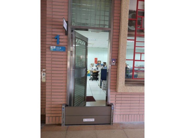 台北復興國小教室出入口擋水閘門